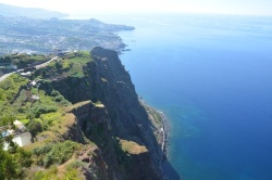 Wandelen over het water tijdens je vakantie op Madeira